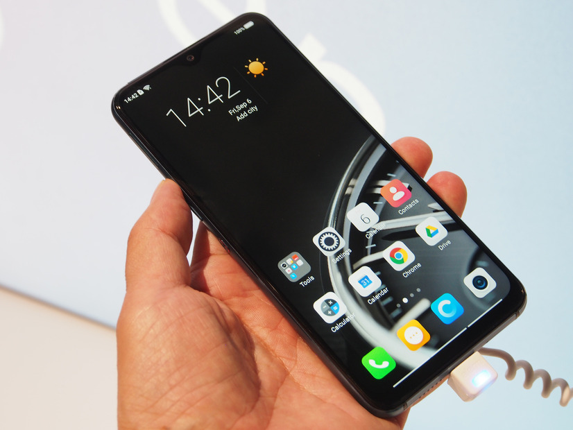 中国ハイセンスが液晶＋電子ペーパーの両面スマートフォンを発表