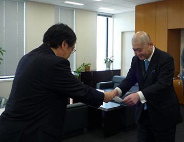 免許状を受領する喜久川社長（右）