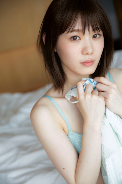 恥じらいの表情に注目.......欅坂46 小池美波、1stソロ写真集よりランジェリーカット解禁