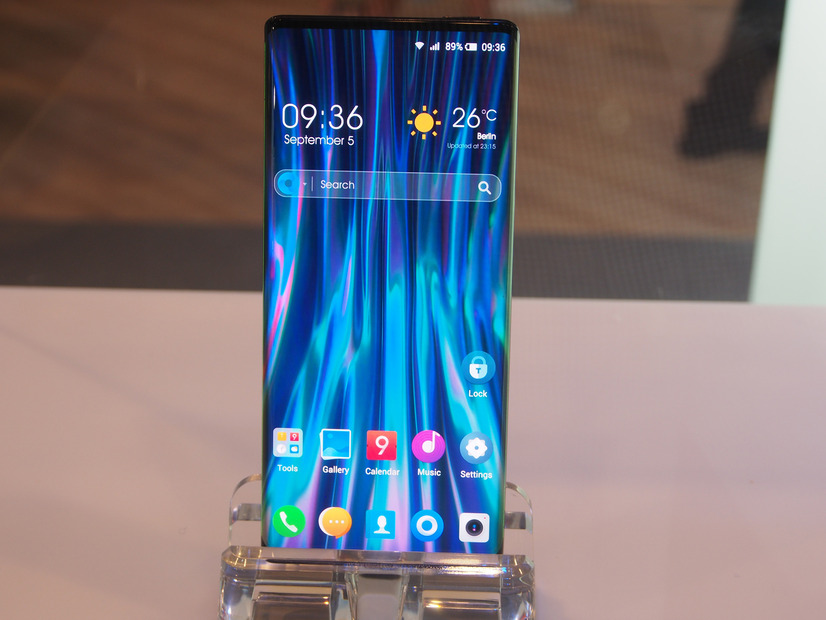 スマートフォンの新しいカタチ「完全ベゼルレス」や「折りたたみ型」モデルをTCLが展示