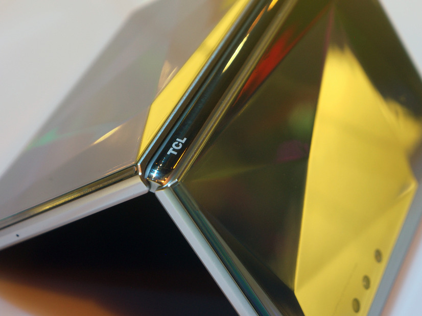 スマートフォンの新しいカタチ「完全ベゼルレス」や「折りたたみ型」モデルをTCLが展示