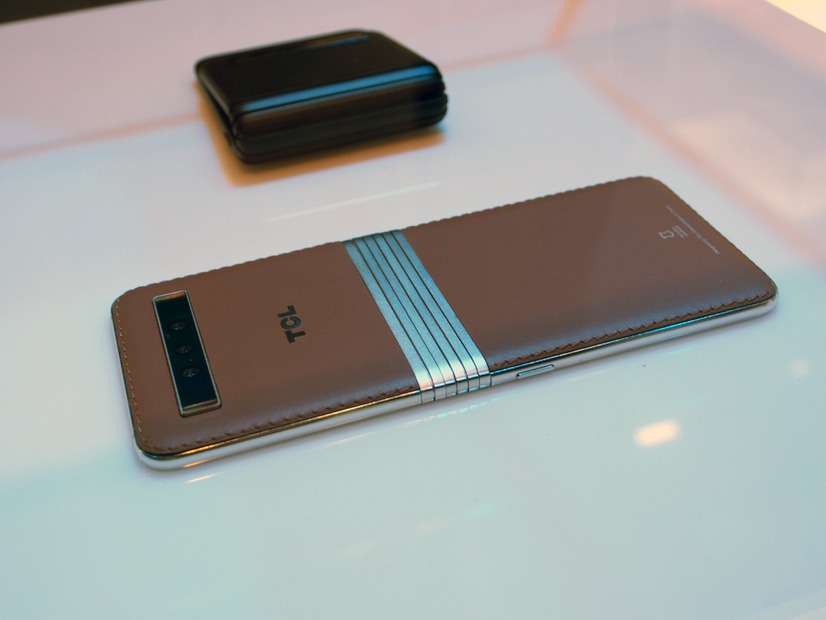 スマートフォンの新しいカタチ「完全ベゼルレス」や「折りたたみ型」モデルをTCLが展示