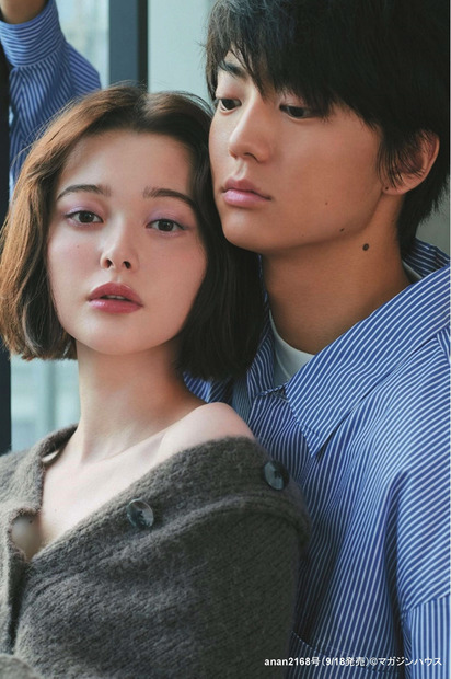 伊藤健太郎、玉城ティナが『anan』で密着胸キュンショット