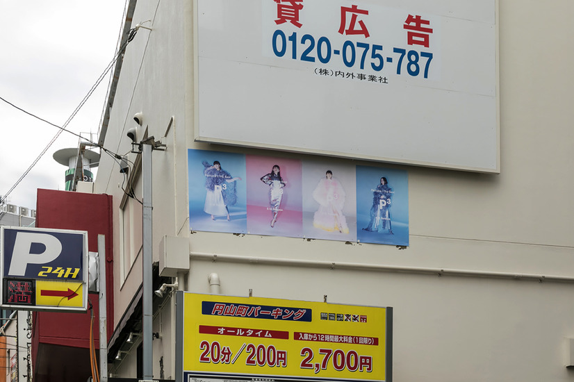 Perfume、渋谷の街をジャック！幻想的なポスター多数登場