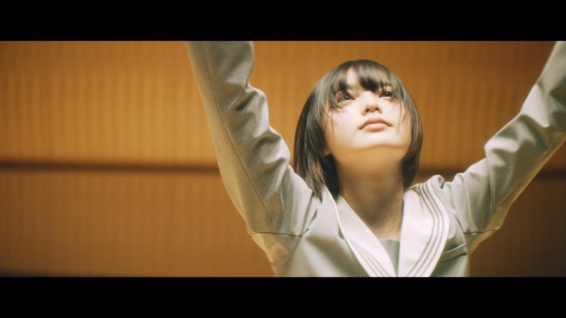 欅坂46・平手友梨奈のソロ曲「角を曲がる」ミュージックビデオ公開！