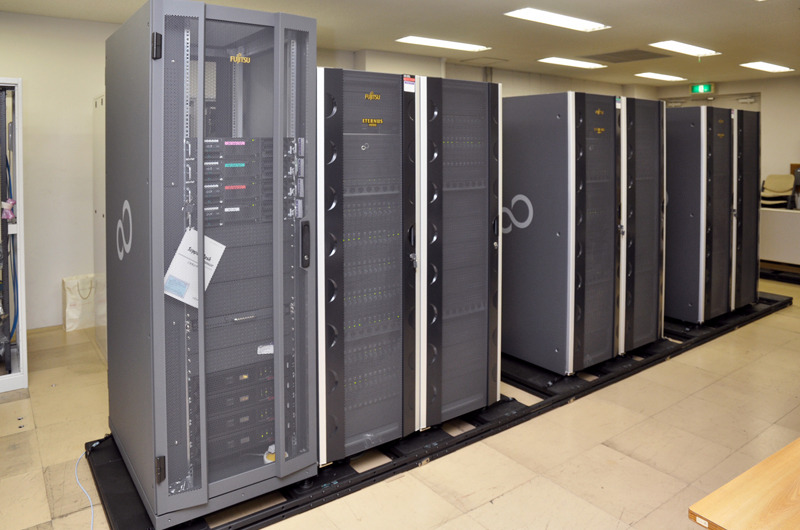 明治大学キャンパスストレージシステム。手前のシャーシにActiveDirectoryサーバ、DFSサーバ兼ADグループ管理サーバ、電源等が収容され、奥の3つのシャーシにETERNUS4000が1台ずつ収容されている