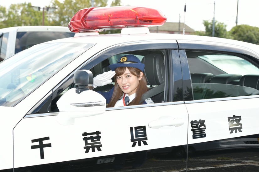 キュートな制服姿で敬礼！奥山かずさが3度目の1日警察署長に