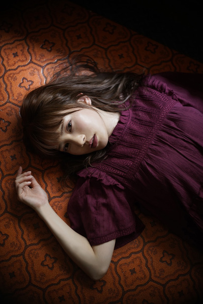 日向坂46・加藤史帆、ホテルでしっとり大人なオーラ！