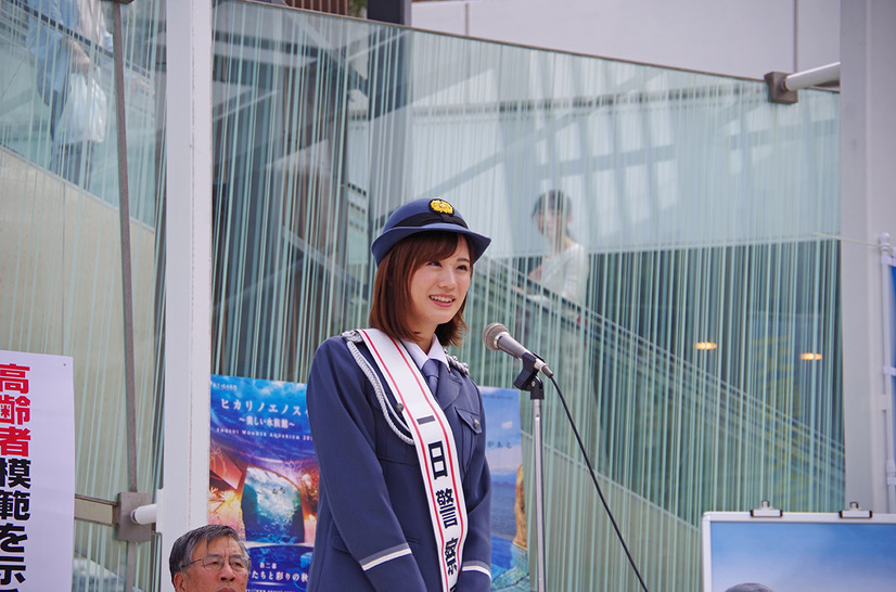 瀬戸麻沙美、出演作舞台の藤沢市にて一日警察署長に！