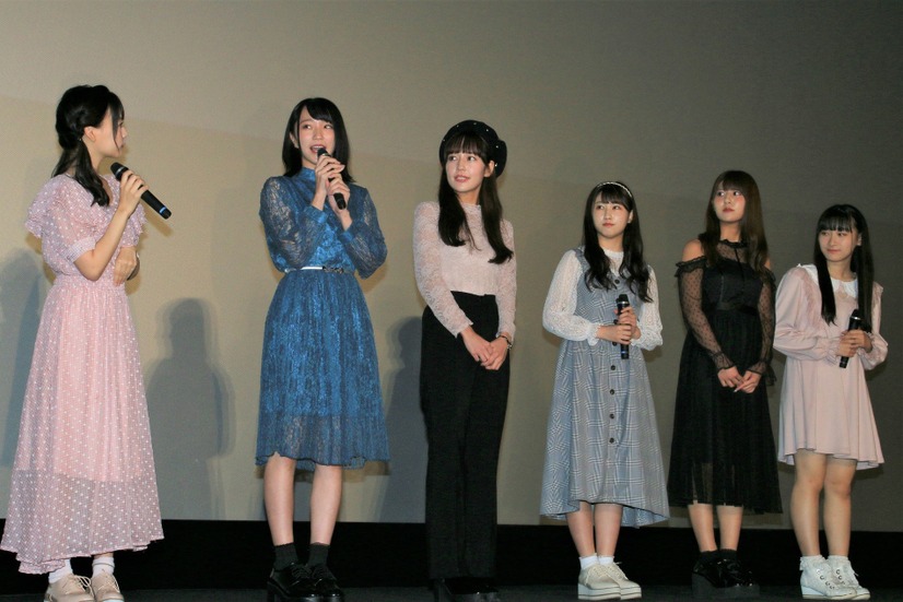 =LOVE/齊藤なぎさ、野口衣織、諸橋沙夏、山本杏奈、佐竹のん乃、 齋藤樹愛羅【撮影：小宮山あきの】