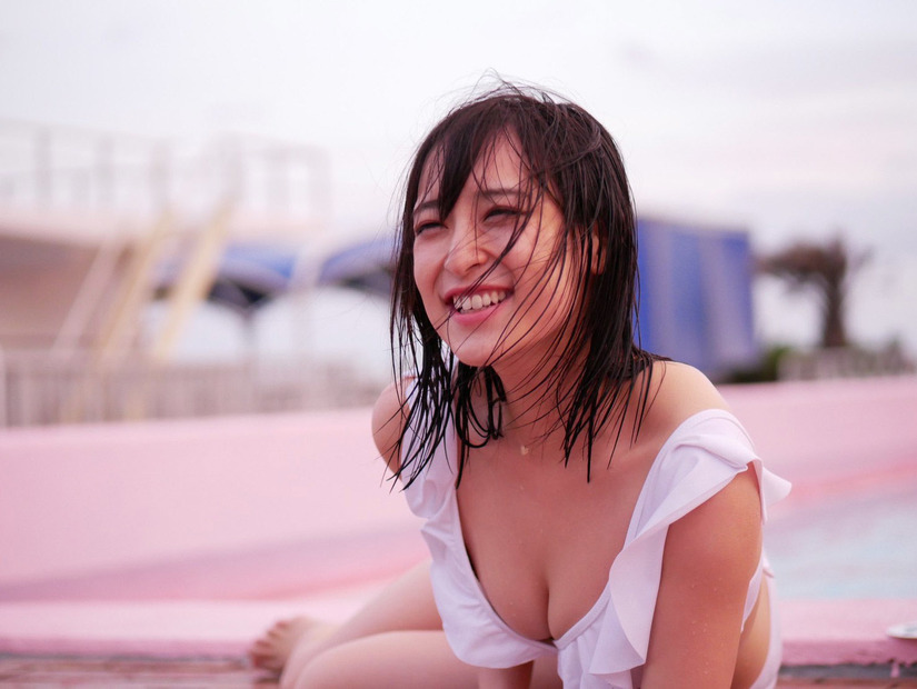 中崎絵梨奈、大磯ロングビーチで抜群のスタイル披露！来場者投票でも1位に