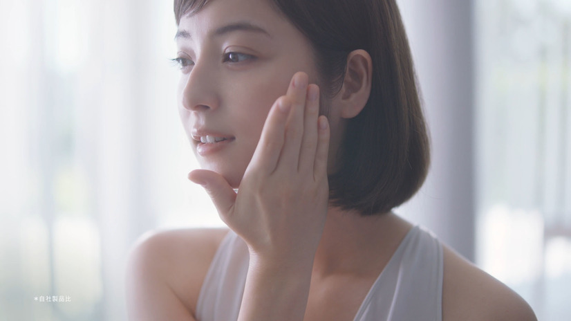 佐々木希、新CMでプルプル肌！メイキングではお茶目な表情も