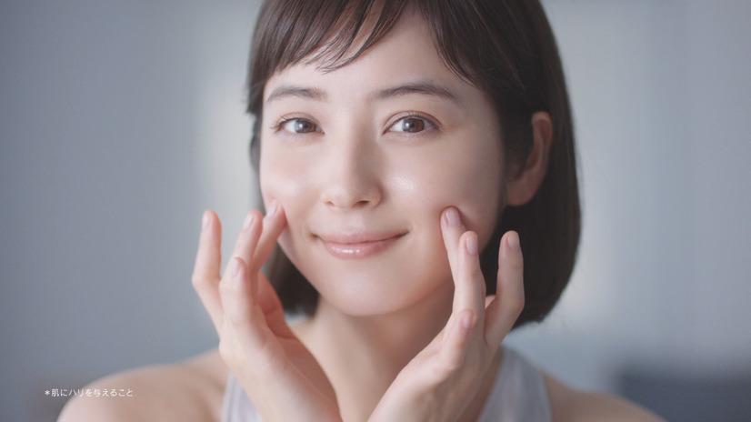 佐々木希、新CMでプルプル肌！メイキングではお茶目な表情も