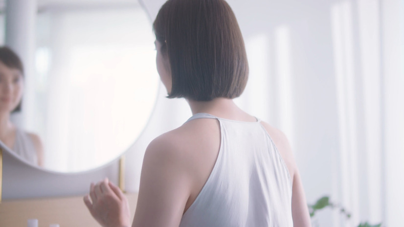佐々木希、新CMでプルプル肌！メイキングではお茶目な表情も