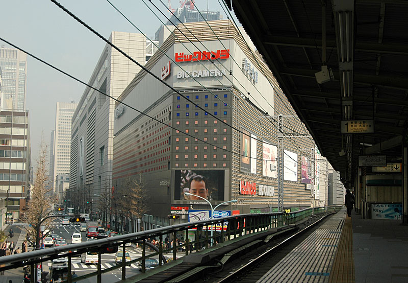 JR有楽町駅のホームから、ビックカメラ有楽町店を望む