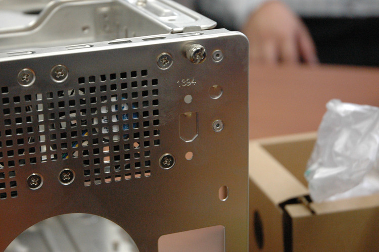 ShuttleのPCは、S/PDIF端子などを楽に追加できるよう、ケースにあらかじめ追加スペースが確保されています