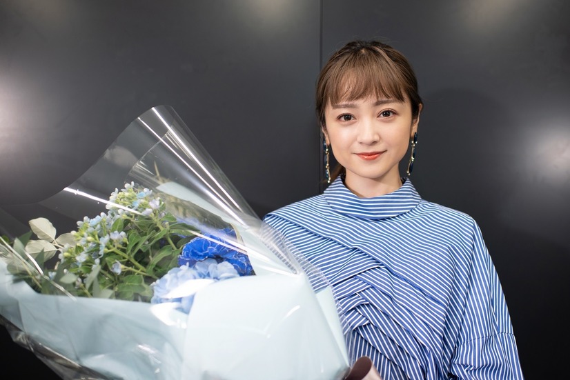 DJ和が安達祐実に花束贈呈！ジャケ写話題の『ラブとポップ』好調受け