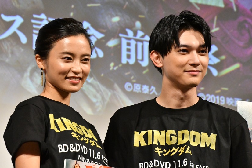 小島瑠璃子、吉沢亮【写真：竹内みちまろ】
