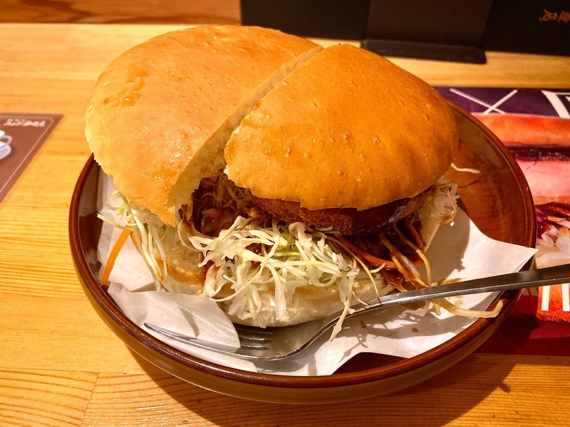 思っているより、ふた回りはデカいぞ！コメダ珈琲店「ハムカツバーガー」をチェックしてきた