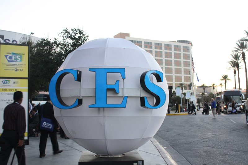 　本日8日（現地時間）、いよいよ世界最大規模の家電見本市「2009 International CES」が米ラスベガスにて開幕した。「100年に1度の津波」といわれる世界的な不況の中で開催される今回のCESだが、来場者数は昨年と同等の14万人が見込まれている。