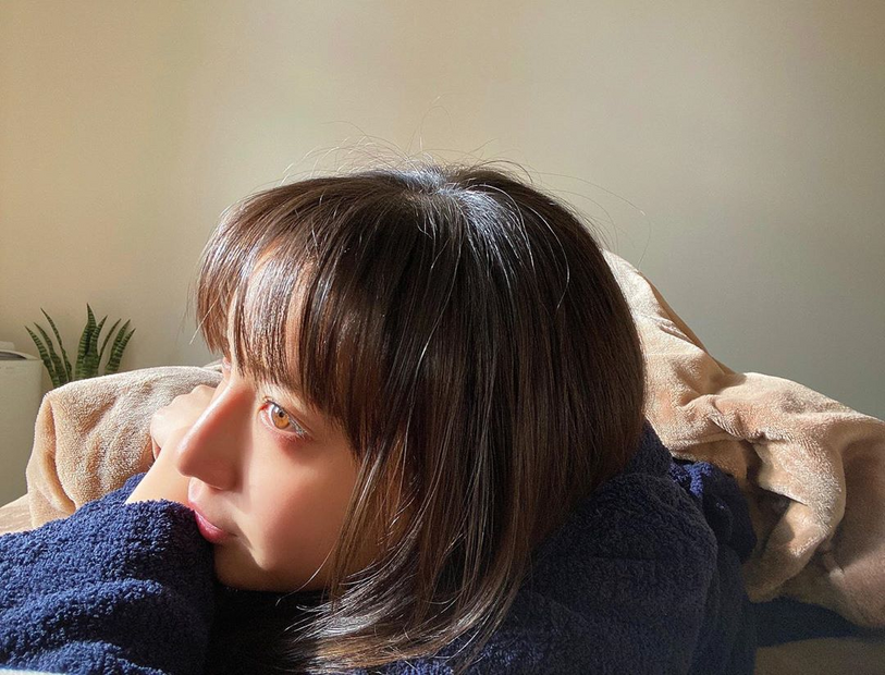 菜々緒、美しい横顔ショット公開「慣れてきた前髪ともそろそろサヨナラ」