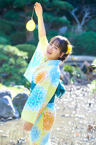 水着から浴衣、大人っぽいドレス姿まで……“四季折々”の伊原六花を収めたカレンダーが発売決定！