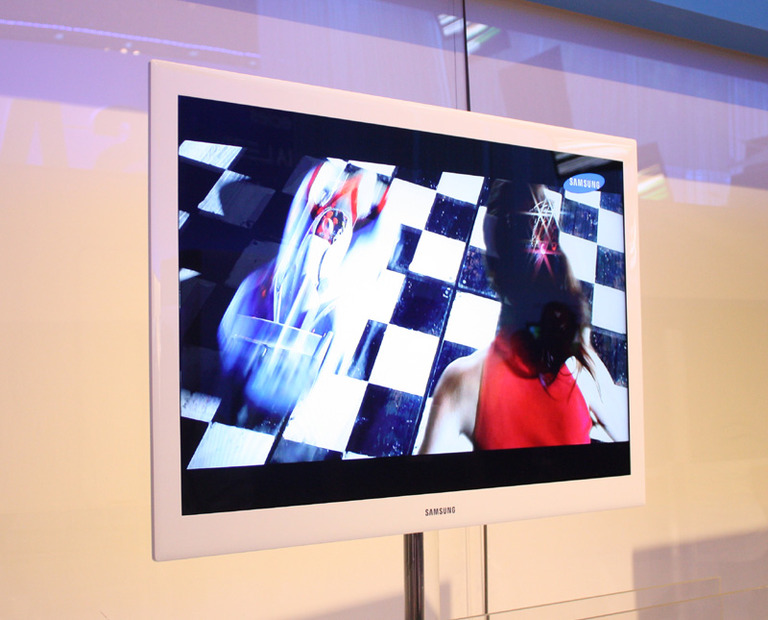 　現在ラスベガスにて開催中のCES 2009のパナソニックブースでは、厚さ8.8mmの超薄型プラズマテレビの試作機が展示された。また、サムスン電子は厚さ6.5mmのLEDテレビを披露するなど、各メーカーから薄型テレビが続々と発表されている。