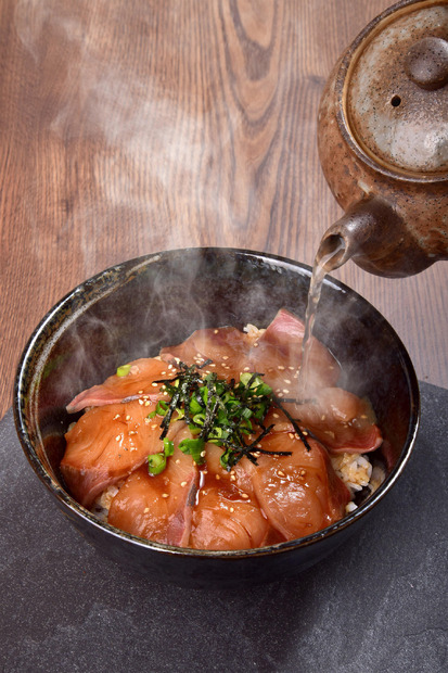 大分県「寒ブリ漬け丼（熱めし丼）」