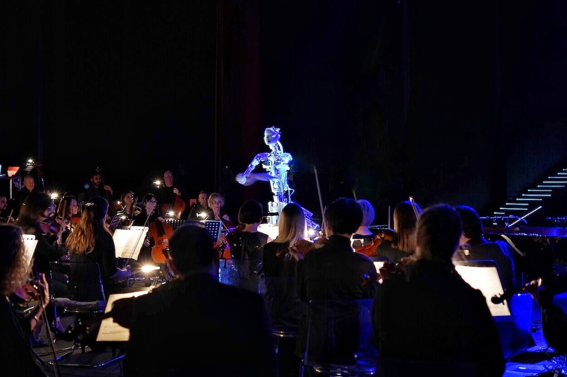 人間のオーケストラを指揮して歌うアンドロイドオペラ「Scary Beauty」UAE公演開催