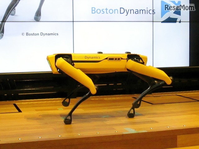 日本国内初公開のBostonDynamics社、四足歩行ロボット「Spot」