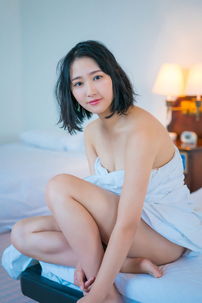 川瀬もえ、初グラビアで下着姿も大胆披露！デジタル写真集が発売中！