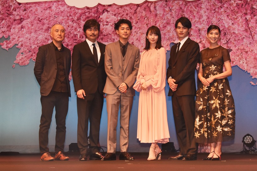 波瑠、成田凌、岡田健史、小澤征悦、黒木瞳、遊川和彦【撮影：こじへい】