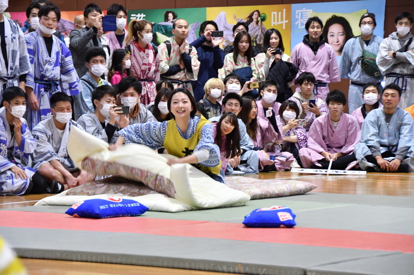 畠山愛理、まくら投げ大会にサプライズ登場！「素敵なスポーツ」「笑顔で楽しめる」
