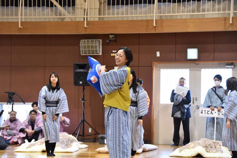 畠山愛理、まくら投げ大会にサプライズ登場！「素敵なスポーツ」「笑顔で楽しめる」