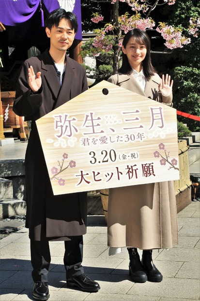 波瑠、成田凌【撮影：小宮山あきの】