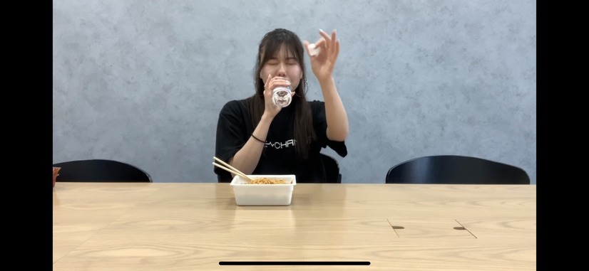 ONE CHANCE・武内杏樹、YouTubeで激辛焼きそばに挑戦！しかしあまりの辛さに……