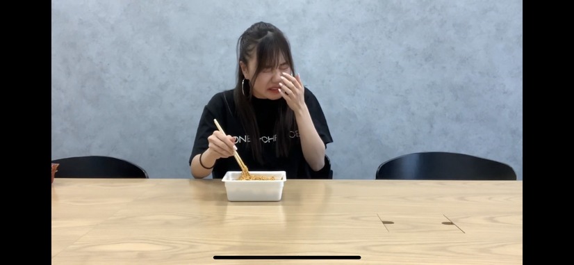 ONE CHANCE・武内杏樹、YouTubeで激辛焼きそばに挑戦！しかしあまりの辛さに……