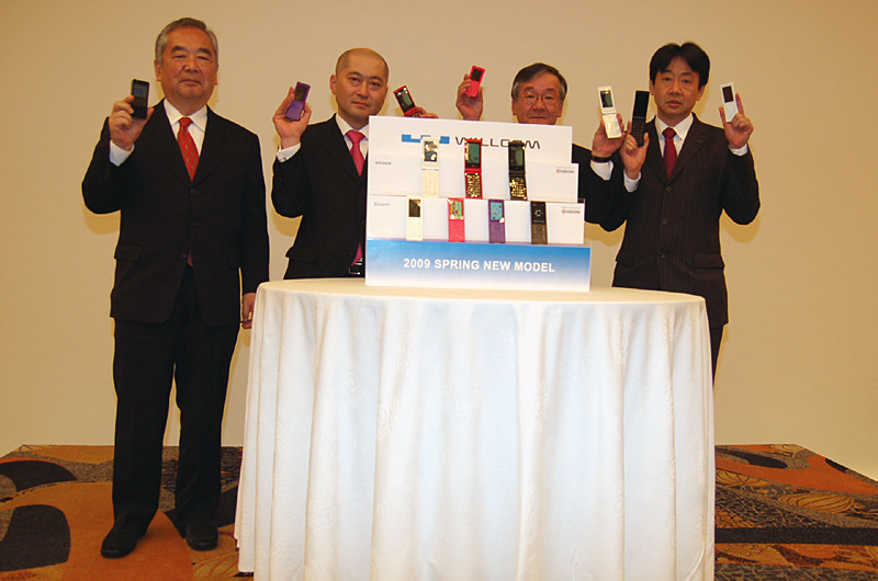 左から木村太郎氏、ウィルコムの喜久川政樹氏、京セラの山本康行氏ら