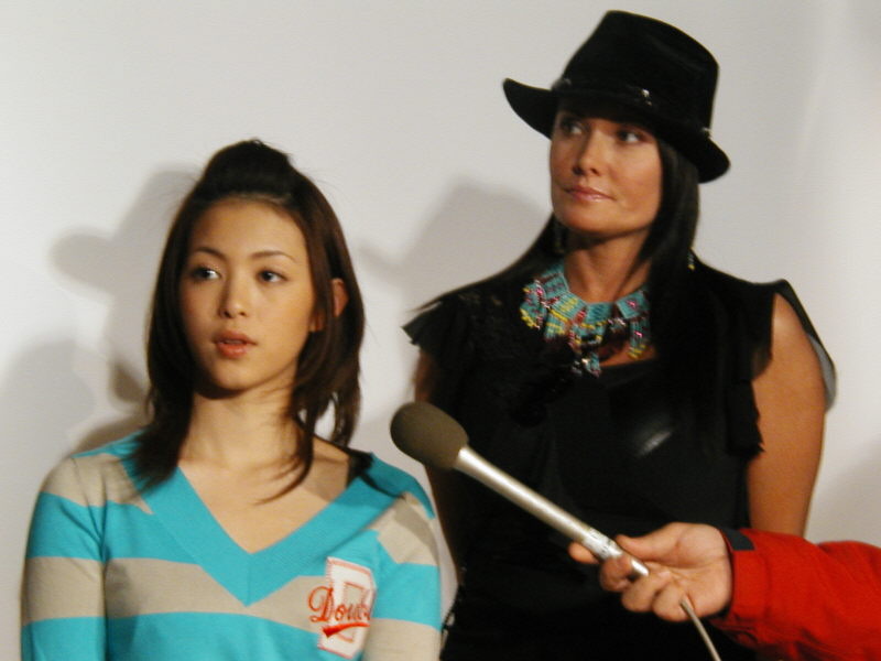 主演のグラビアアイドル・岩佐真悠子(左)と、映画初出演のカイヤ(右)