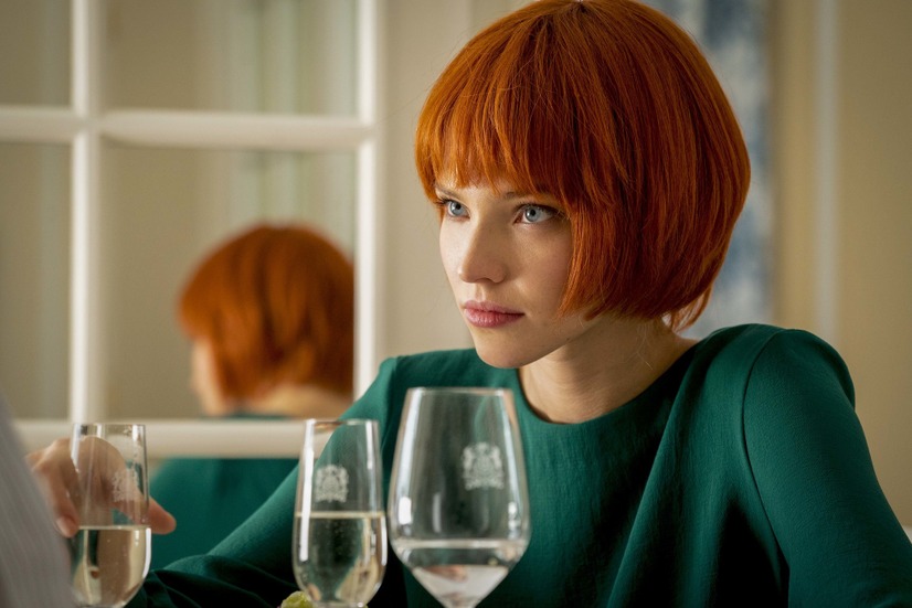 スタイル抜群の美しき殺し屋アナが七変化”！ 映画『ANNA／アナ』の場面カット公開！