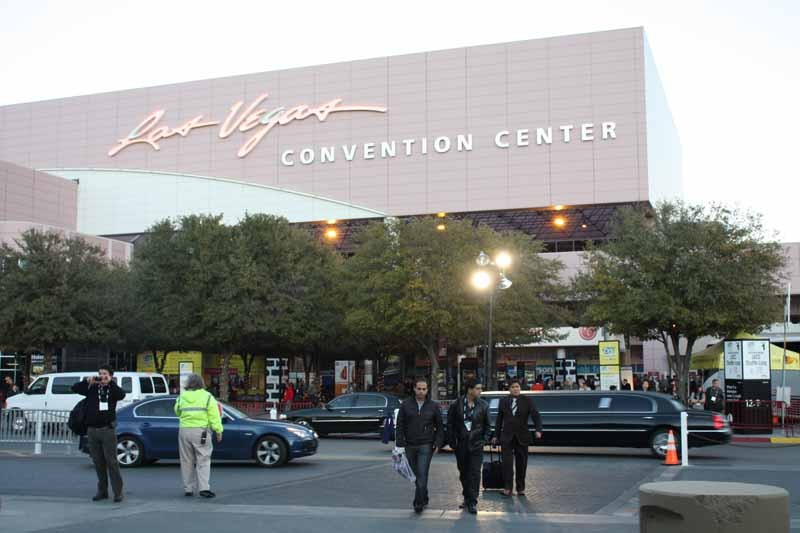 CESのメイン会場となるラスベガス・コンベンションセンター。セグウェイを利用する人もいたほど、会場はただただ広い