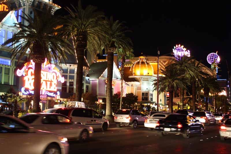 通称「Strip」と呼ばれるラスベガスの目抜き通り。夜になると街中のホテルやカジノのネオンが輝き、多くの観光客で賑わいを見せる