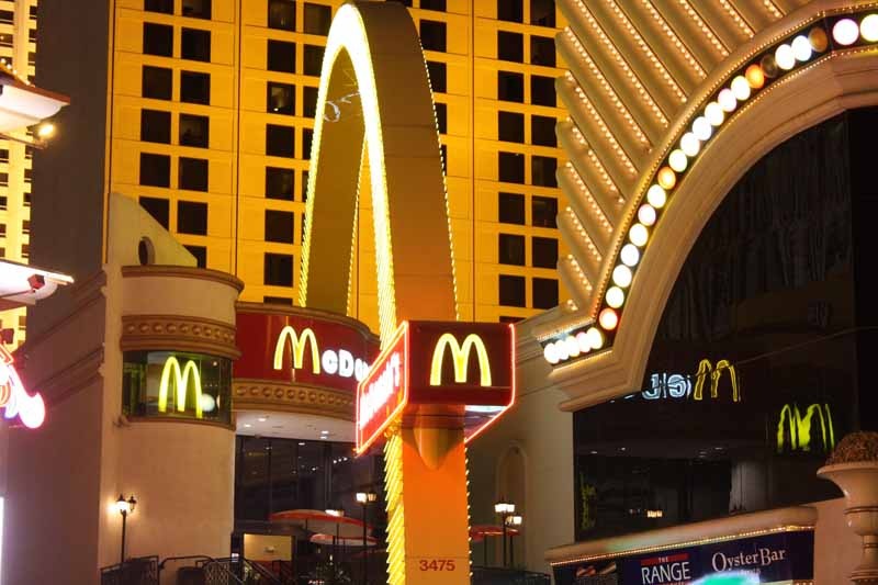 通称「Strip」と呼ばれるラスベガスの目抜き通り。夜になると街中のホテルやカジノのネオンが輝き、多くの観光客で賑わいを見せる