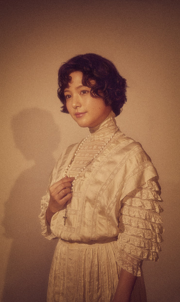 高貴なオーラにファンうっとり！川島海荷、舞台『アンナ・カレーニナ』ビジュアル写真公開