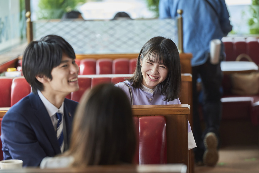 有村架純と浜辺美波の共演CMシリーズ第6弾！カフェでのハプニングに思わず……