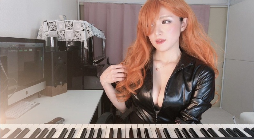 セクシーすぎるピアニスト・高木里代子、峰不二子コスプレで名曲演奏
