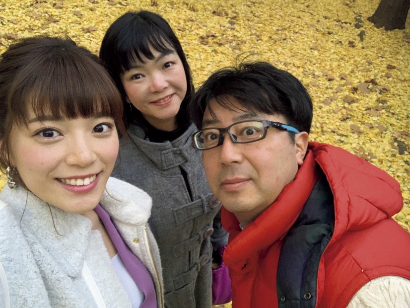 両親と一緒に。写真提供：三谷紬アナ、テレビ朝日（テレビ朝日公式YouTube「動画、はじめてみました」より）