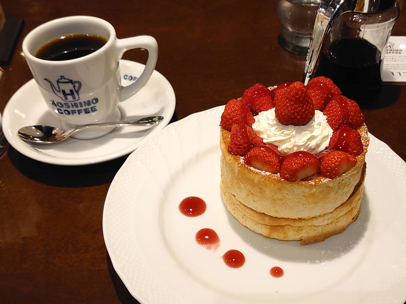 パンケーキの懐の深さを知る……星乃珈琲店「苺たっぷりスフレパンケーキ」