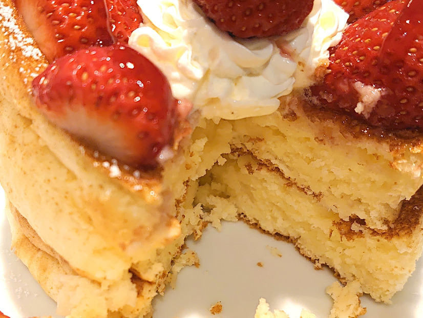 パンケーキの懐の深さを知る……星乃珈琲店「苺たっぷりスフレパンケーキ」