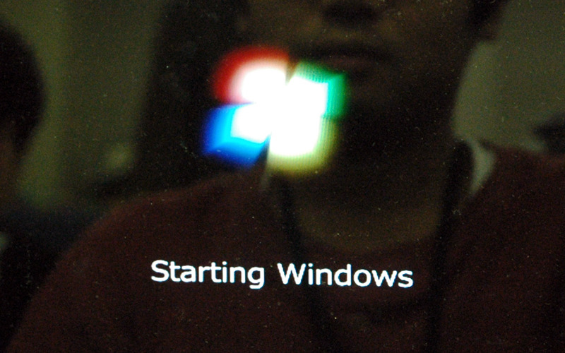 Windows 7を起動すると、真っ暗な画面からロゴがアニメーションしつつ浮き上がってきます